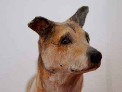 handgeschnitzter Hund Holz