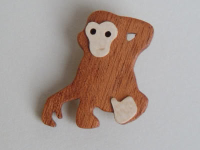 Anstecknadel Affe Holz