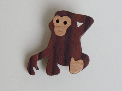Anstecknadel Affe Holz