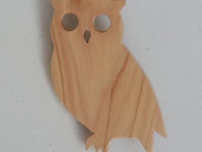 Anstecknadel Eule Holz
