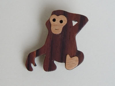 Anstecknadel Affe Holz